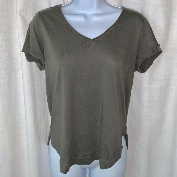 NWOT- Splendid Cuffed V-Neck Tonal Detail Tee!! - Picture 6 of 8